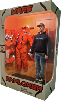 Sebastian Hagen as astronaut in a box